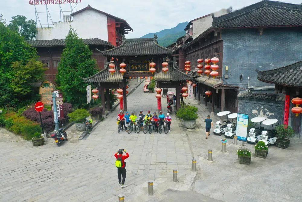 一个女生狠心拒绝了一个很胖的男孩的表白，还说，谁会跟一个又胖又呆的死胖子。女生是不是说话很损？